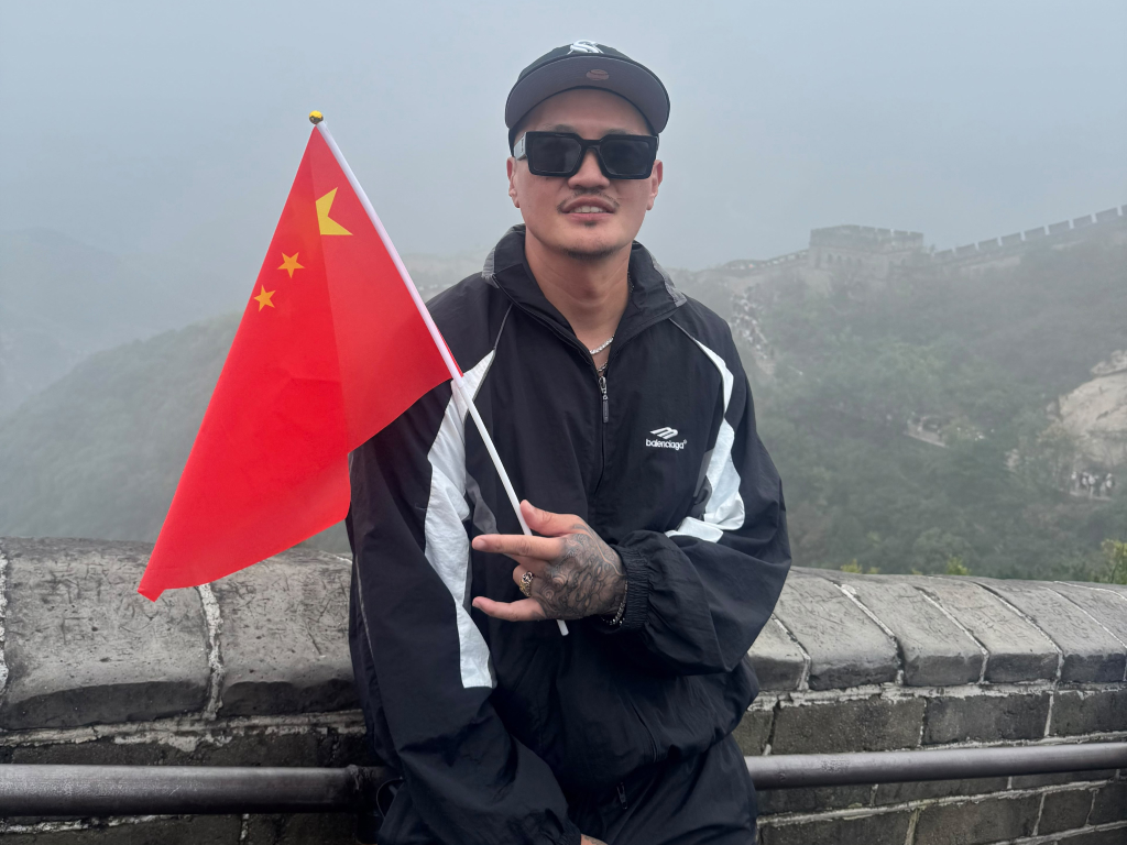 China Mac holding the Chinese flag at the Great Wall